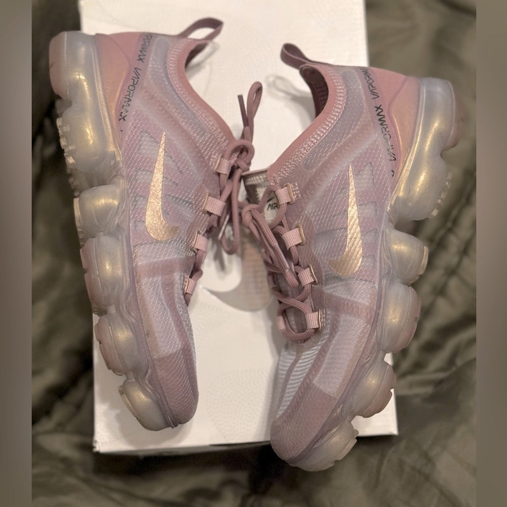 Light purple, violet, plum chalk air vapormax size 6. In used condition.